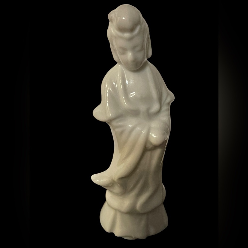 - VINTAGE JAPAN GEISHA STATUE FIGURINE WHITE PORCELAIN G